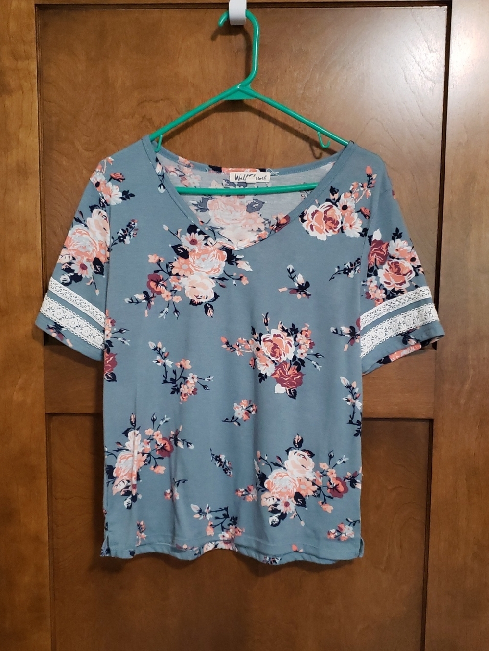 Lace trimmed floral tee.Bin#14